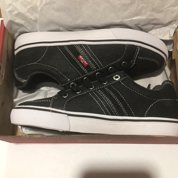 Brand new Levi’s boys sneakers - Picture 2 of 2
